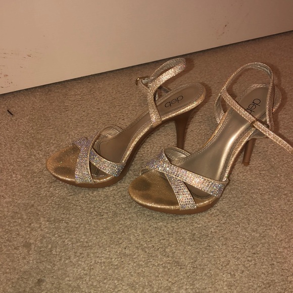 Gold heels - Picture 2 of 3